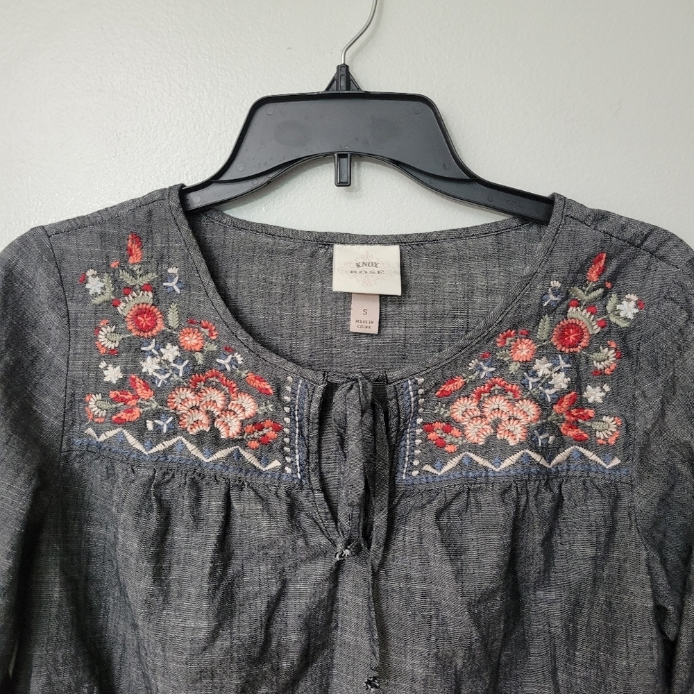 Knox Rose Embroidered Floral Gray And Red Multicolored Blouse | Small - Picture 2 of 8